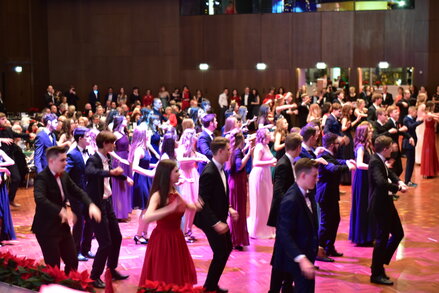 Eleganter Ballsaal mit tanzenden Paaren und Liveband im Hintergrund
