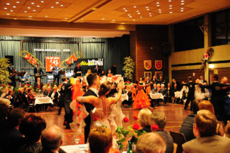 Lebendige Szene eines Latein-Tanzpaares