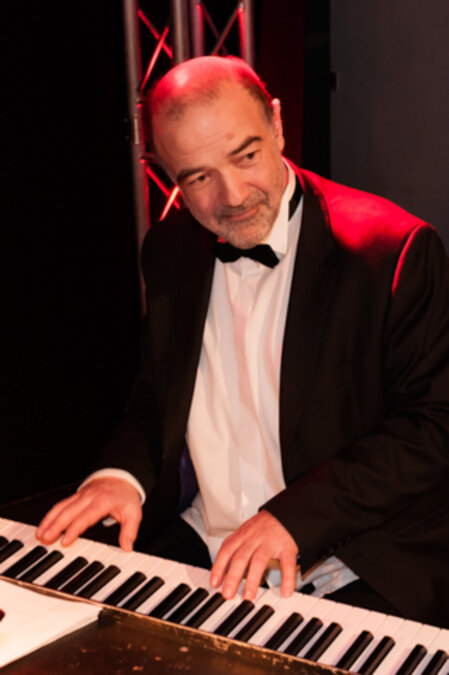 Pianist/Keyboarder von Manhattan Six – Porträt am Instrument