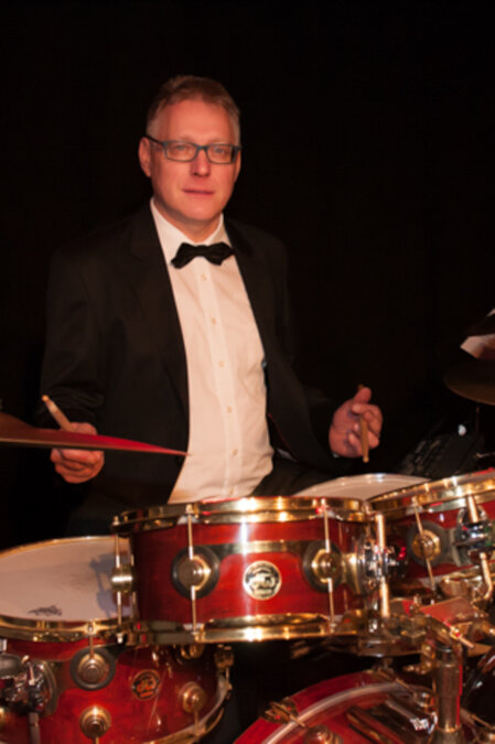 Bassist/Kontrabassist von Manhattan Six – Porträt mit Instrument