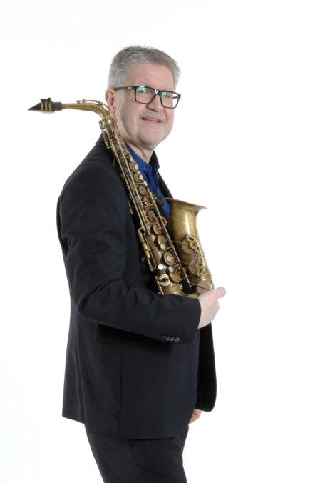 Schlagzeuger von Manhattan Six – Porträt am Drumset