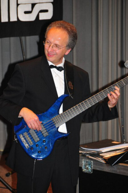 Saxofonist von Manhattan Six – Porträt mit Saxofon