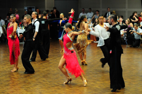 Lebendige Szene eines Latein-Tanzpaares