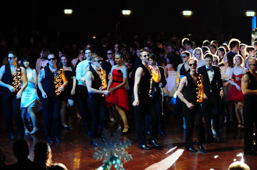 Band auf Bühne mit klassischem Repertoire