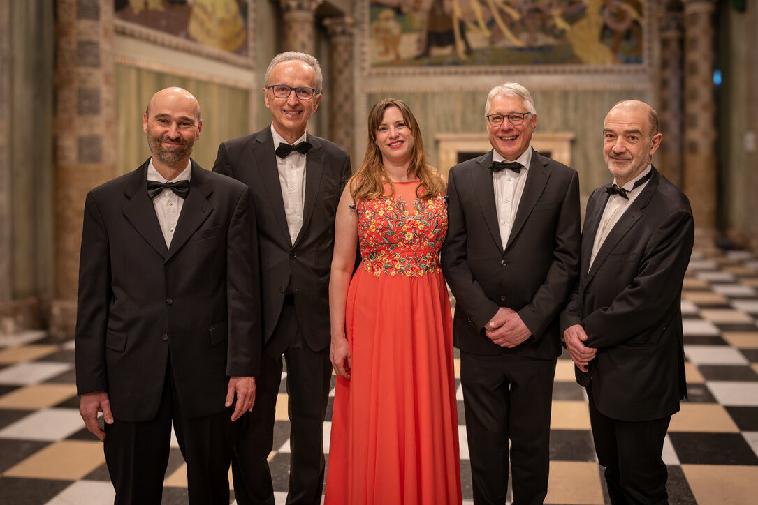 Vier Musiker mit Sängerin