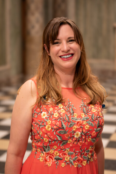 Sängerin von Manhattan Six – Porträt mit Mikrofon